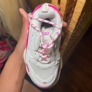 My daughter only wore these 2 times (it’s been 2 years so I don’t have the box)